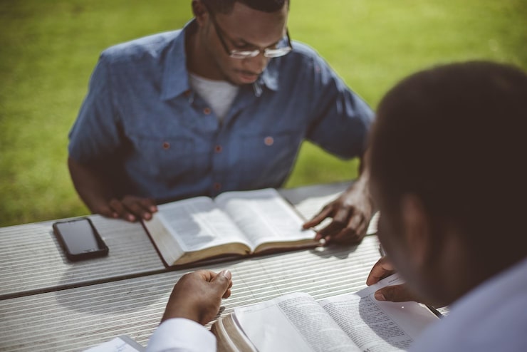 Christian Discipleship Programs That Help You Grow in Faith Daily